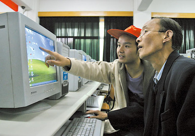 大學(xué)生志愿者助力空巢老人跨越數(shù)字鴻溝