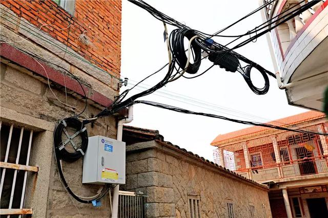 全市首個(gè) 上天到入地 龍嶺社區(qū)告別空中“蜘蛛網(wǎng)”